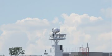Estación meteorológica de monitoreo con antenas bajo cielo de tormenta en Córdoba