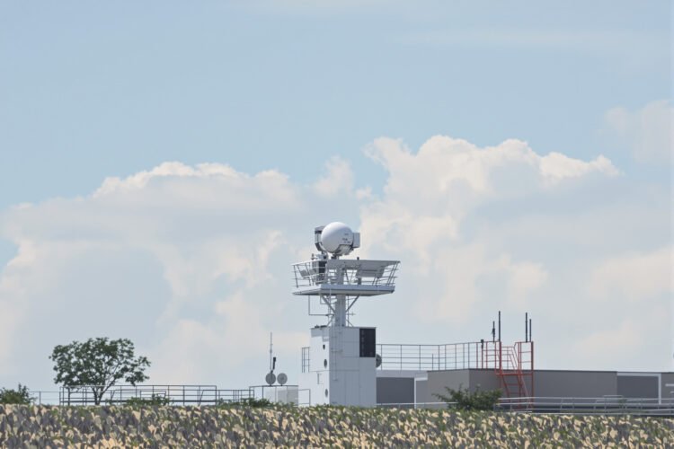 Estación meteorológica de monitoreo con antenas bajo cielo de tormenta en Córdoba