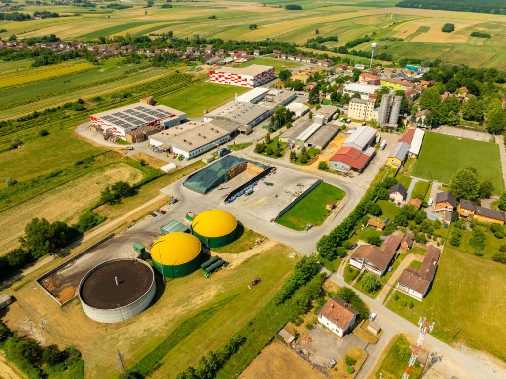 Instalación industrial de biogás con tanques de digestión anaerobia en el País Vasco.