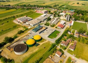 Instalación industrial de biogás con tanques de digestión anaerobia en el País Vasco.