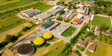 Instalación industrial de biogás con tanques de digestión anaerobia en el País Vasco.