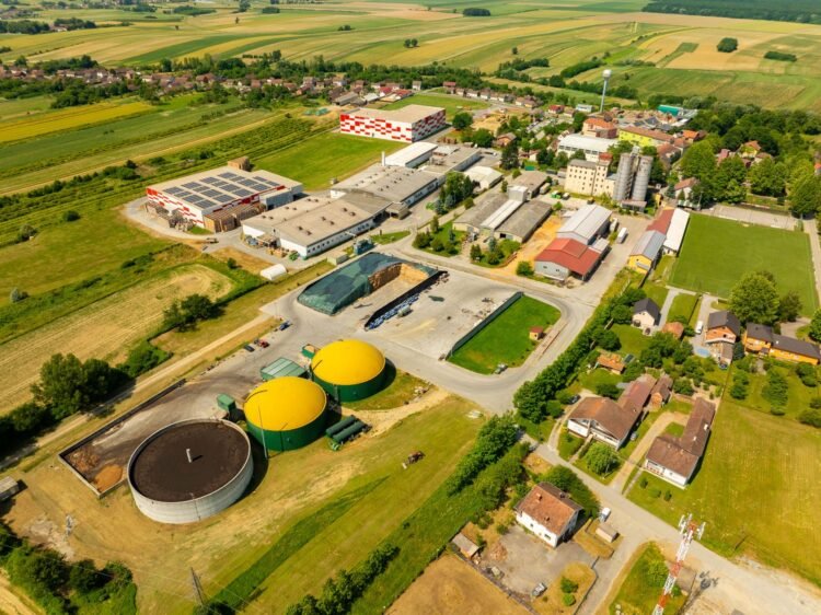 Instalación industrial de biogás con tanques de digestión anaerobia en el País Vasco.