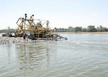 Draga minera operando en un río amazónico, similar a las que extraen oro del Madre de Dios en Bolivia.