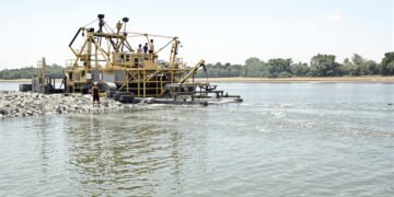 Draga minera operando en un río amazónico, similar a las que extraen oro del Madre de Dios en Bolivia.