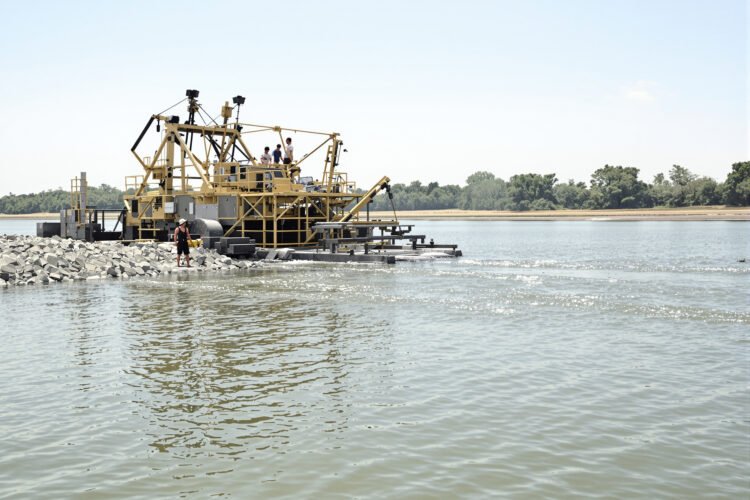 Draga minera operando en un río amazónico, similar a las que extraen oro del Madre de Dios en Bolivia.