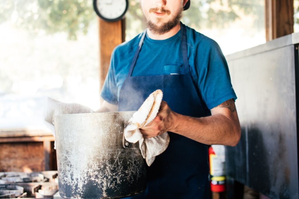 Olla comunitaria en un comedor popular argentino donde se cocina para cientos de vecinos diariamente.