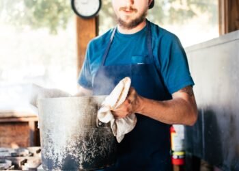 Olla comunitaria en un comedor popular argentino donde se cocina para cientos de vecinos diariamente.