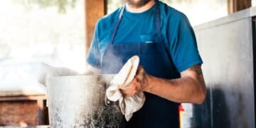 Olla comunitaria en un comedor popular argentino donde se cocina para cientos de vecinos diariamente.