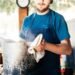 Olla comunitaria en un comedor popular argentino donde se cocina para cientos de vecinos diariamente.