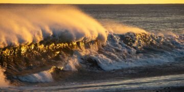 Isla del Pacifico rodeada de oceano, amenazada por el aumento del nivel del mar debido al cambio climatico.