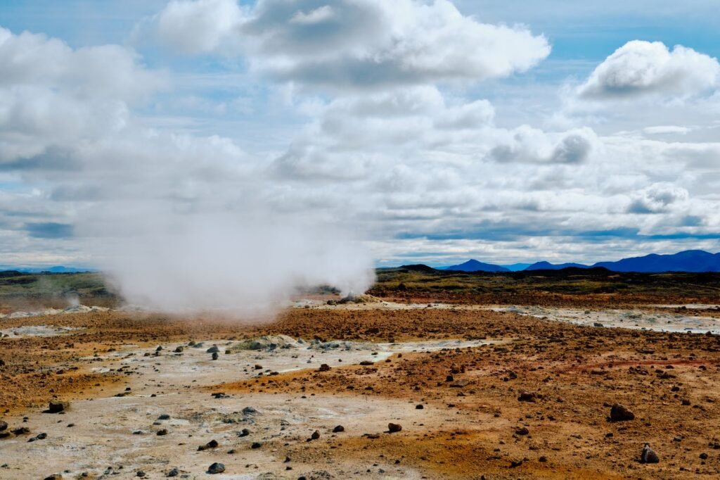 Paisaje seco con instalaciones geotérmicas en el condado de Beaver, Utah, Estados Unidos.