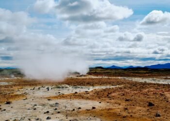 Paisaje seco con instalaciones geotérmicas en el condado de Beaver, Utah, Estados Unidos.