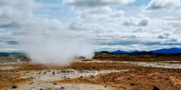 Paisaje seco con instalaciones geotérmicas en el condado de Beaver, Utah, Estados Unidos.