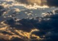 Nubes de tormenta sobre campos agrícolas en Argentina, ilustrando la volatilidad del pronóstico agroclimático.