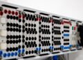Centro de datos con servidores, infraestructura tecnológica vinculada a la inteligencia artificial y su impacto ambiental.