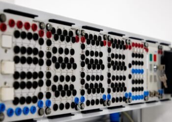 Centro de datos con servidores, infraestructura tecnológica vinculada a la inteligencia artificial y su impacto ambiental.