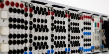 Centro de datos con servidores, infraestructura tecnológica vinculada a la inteligencia artificial y su impacto ambiental.