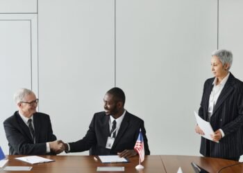 Mesa de negociaciones diplomaticas en cumbre internacional de biodiversidad