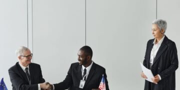 Mesa de negociaciones diplomaticas en cumbre internacional de biodiversidad