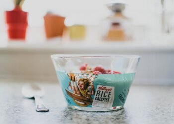 Etiqueta nutricional en un envase de alimentos procesados con información sobre nutrientes críticos.