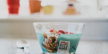 Etiqueta nutricional en un envase de alimentos procesados con información sobre nutrientes críticos.