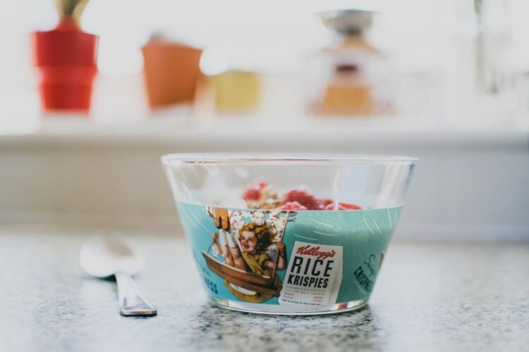 Etiqueta nutricional en un envase de alimentos procesados con información sobre nutrientes críticos.