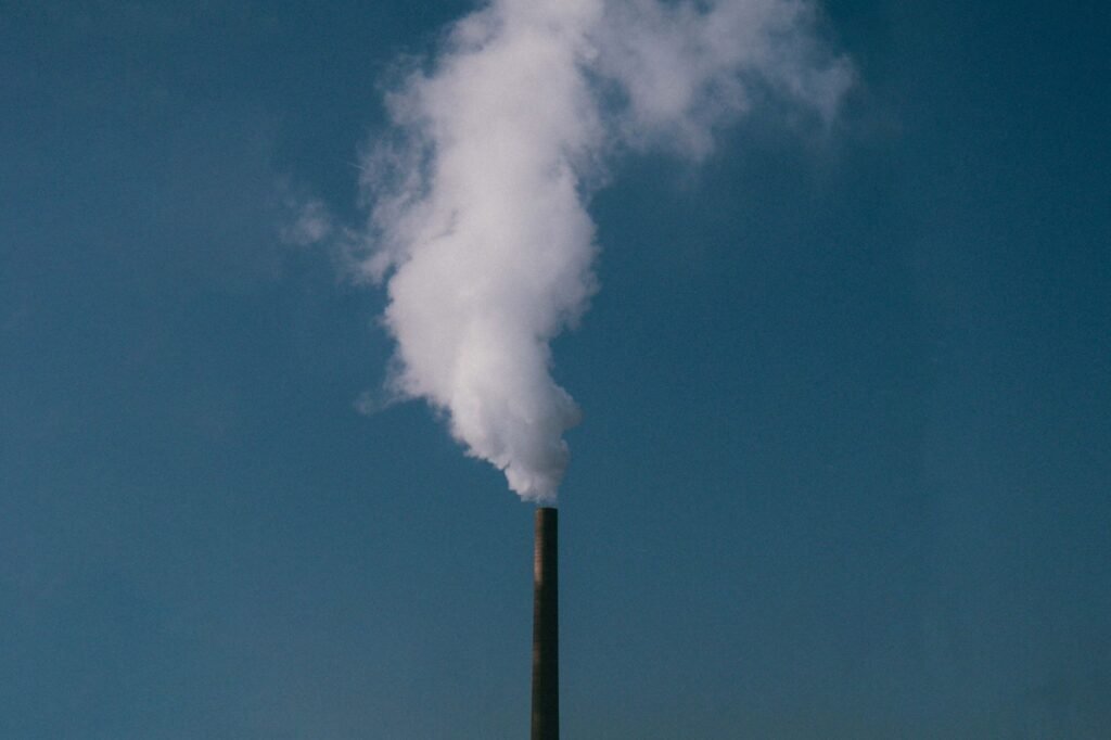 Chimeneas industriales emitiendo gases de efecto invernadero a la atmósfera.