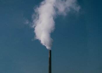 Chimeneas industriales emitiendo gases de efecto invernadero a la atmósfera.