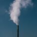 Chimeneas industriales emitiendo gases de efecto invernadero a la atmósfera.