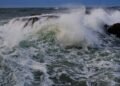 Olas del Océano Pacífico golpeando un malecón durante una tormenta en California.