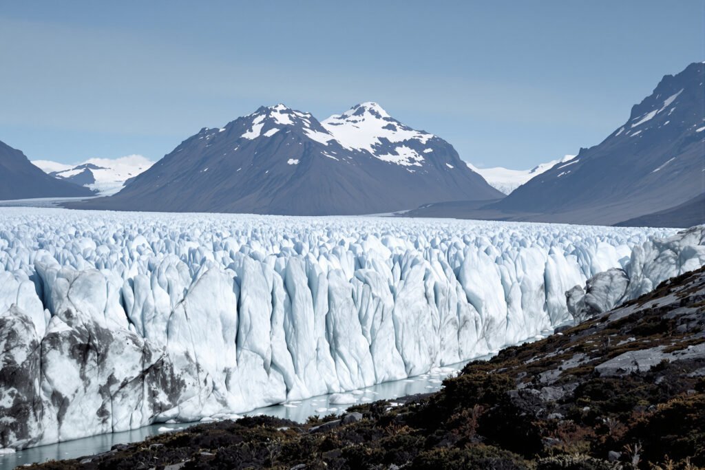 Glaciar en retroceso en la Patagonia argentina con masas de hielo desprendiendose.