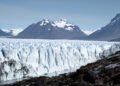 Glaciar en retroceso en la Patagonia argentina con masas de hielo desprendiendose.