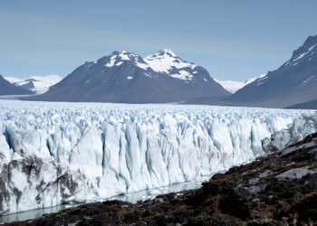 Glaciar en retroceso en la Patagonia argentina con masas de hielo desprendiendose.