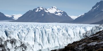 Glaciar en retroceso en la Patagonia argentina con masas de hielo desprendiendose.