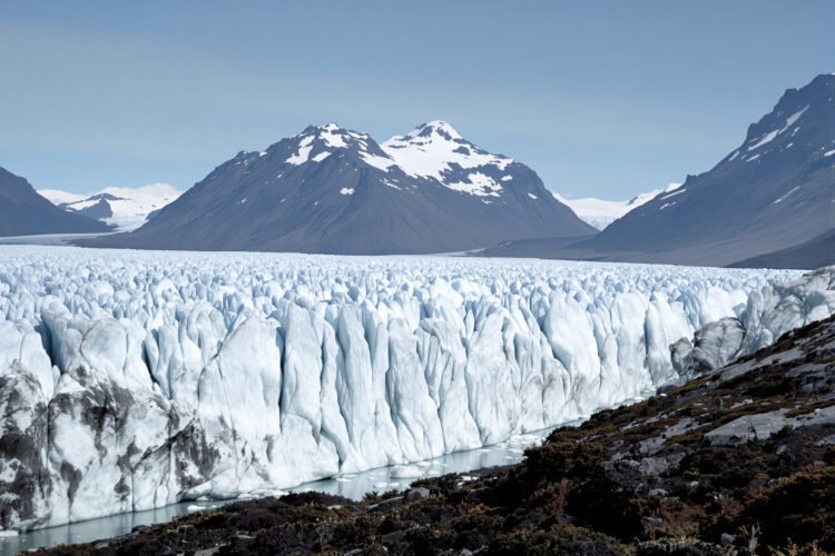 Glaciar en retroceso en la Patagonia argentina con masas de hielo desprendiendose.