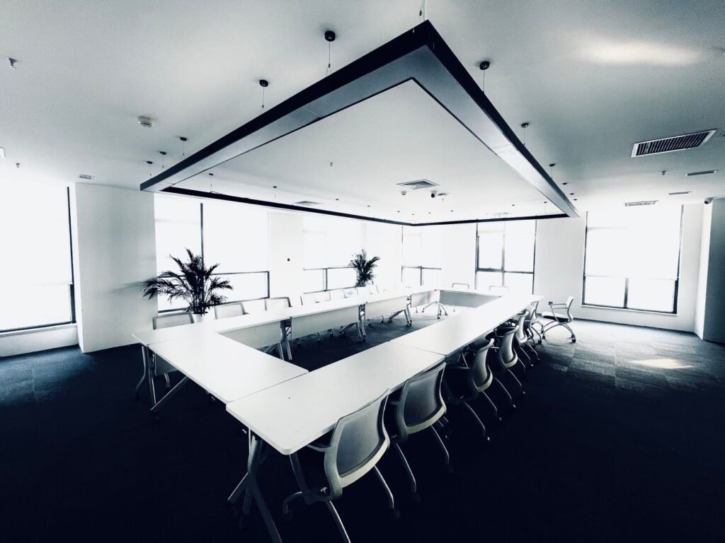 Sala de conferencias vacía tras el fracaso de la reunión del IPCC en Etiopía.