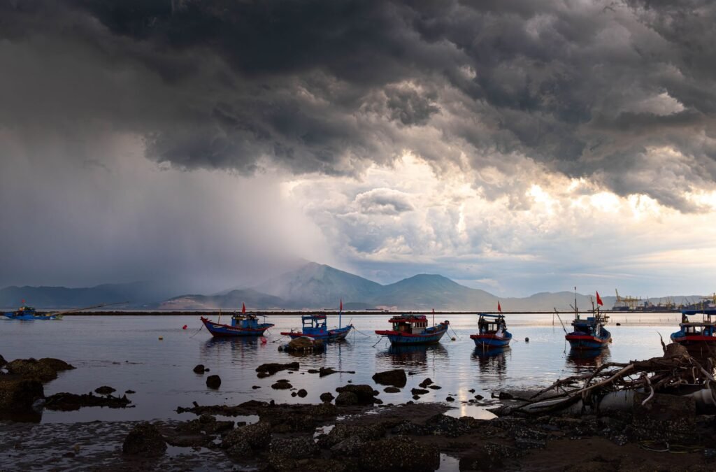 Embarcaciones pesqueras artesanales en la costa del Pacífico mexicano bajo cielo tormentoso