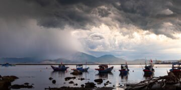 Embarcaciones pesqueras artesanales en la costa del Pacífico mexicano bajo cielo tormentoso