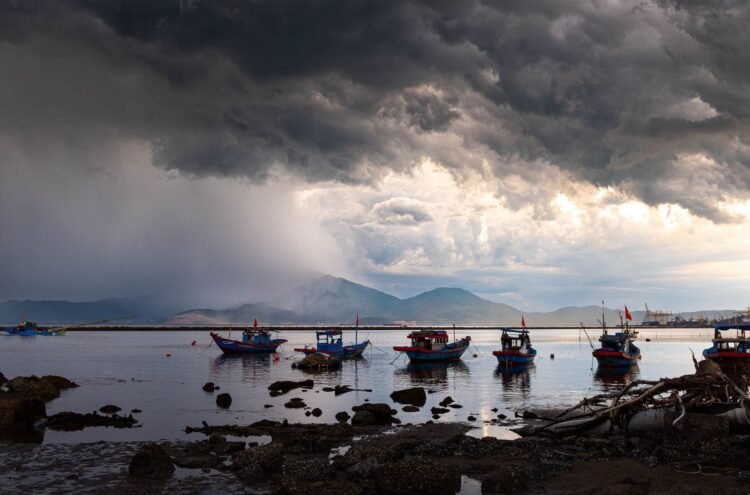 Embarcaciones pesqueras artesanales en la costa del Pacífico mexicano bajo cielo tormentoso
