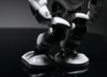 Robot caminante sobre superficie metálica en laboratorio de innovación en robótica sostenible