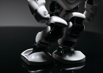 Robot caminante sobre superficie metálica en laboratorio de innovación en robótica sostenible