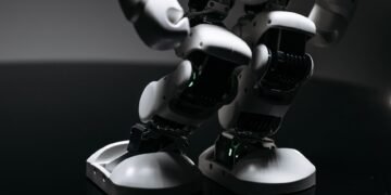 Robot caminante sobre superficie metálica en laboratorio de innovación en robótica sostenible