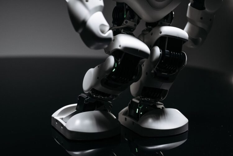 Robot caminante sobre superficie metálica en laboratorio de innovación en robótica sostenible