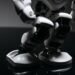 Robot caminante sobre superficie metálica en laboratorio de innovación en robótica sostenible