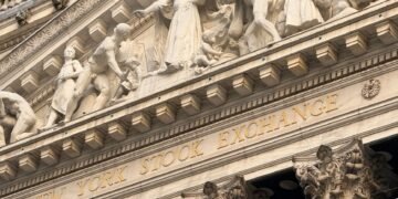 Fachada de edificio financiero en Wall Street, sede de la SEC y empresas cotizadas en EEUU.