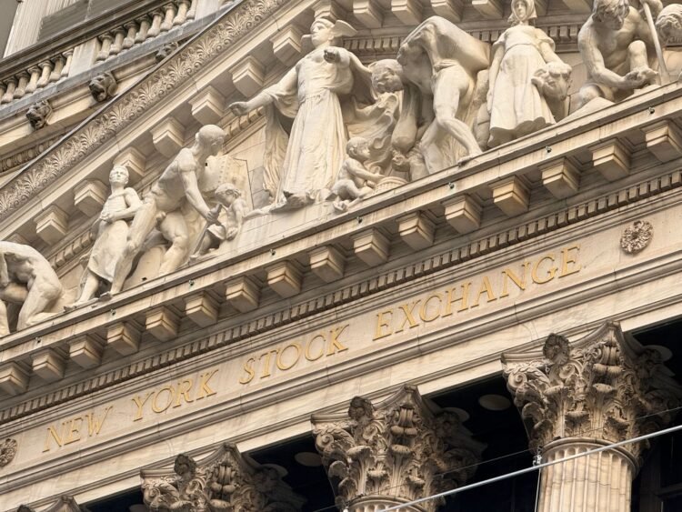 Fachada de edificio financiero en Wall Street, sede de la SEC y empresas cotizadas en EEUU.