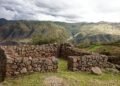 Vista aérea de mina a cielo abierto en América Latina, símbolo del extractivismo.