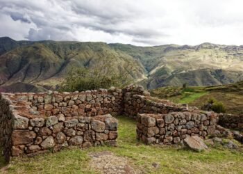 Vista aérea de mina a cielo abierto en América Latina, símbolo del extractivismo.