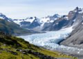 Paisaje de glaciar derritiéndose en los Alpes suizos con rocas expuestas.