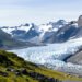 Paisaje de glaciar derritiéndose en los Alpes suizos con rocas expuestas.